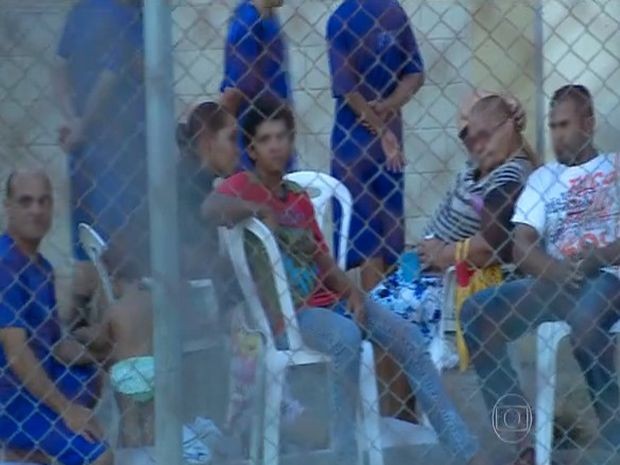 Cerca de 120 familiares de detentos (de azul) estão impedidos de deixar o presídio (Foto: Reprodução/TV Sergipe)