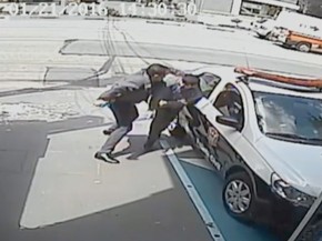 Agressão de policial a comerciante iraniano (Foto: Reprodução/TV Globo)