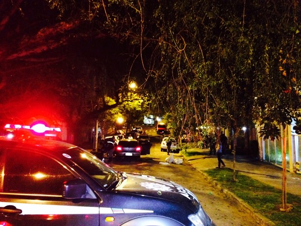 Triplo homicídio aconteceu na Rua São Vicente, Bairro Rio Branco, em Porto Alegre (Foto: Paulo Ledur/RBS TV) Triplo homicídio aconteceu na Rua São Vicente, Bairro Rio Branco, em Porto Alegre (Foto: Paulo Ledur/RBS TV)