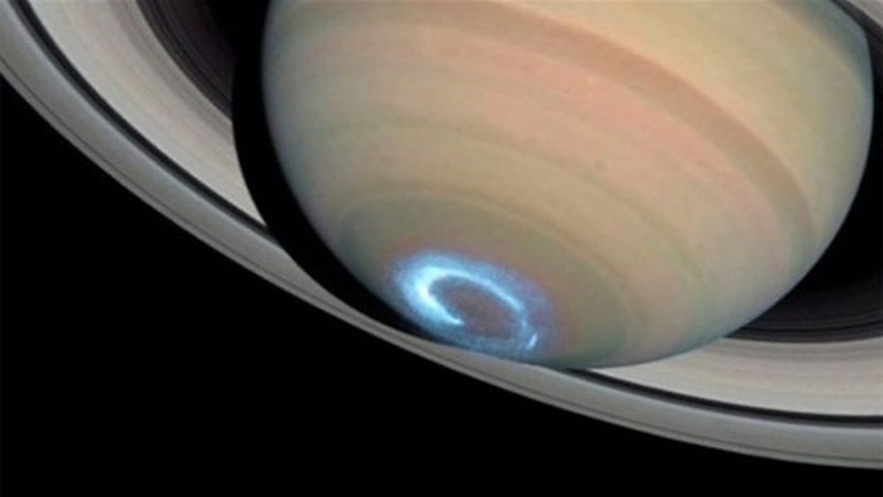 As auroras de Saturno são parecidas com as terrestres e se elevam a mais de 1,6 milhão de quilômetros acima das nuvens dos pólos do planeta. Partículas carregadas se concentram nos pólos e produzem cor ao interagir com a atmosfera.  (Foto: Nasa)