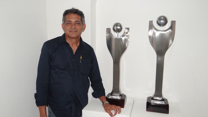 Fredy Correia os troféus de campeão e vice do Alagoano 2014 (Foto: Denison Roma / GloboEsporte.com)