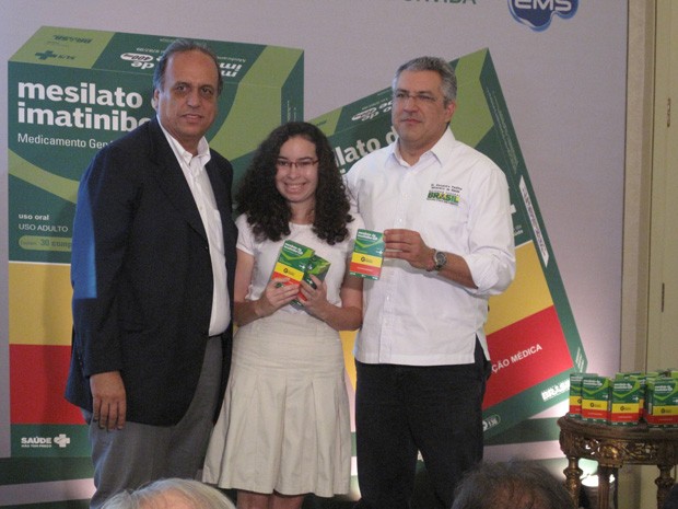 Ministro sa Saúde e vice-governador do estado recebem o 1° lote do medicamento (Foto: Cristiane Cardoso)