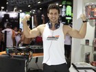 Ex-BBB Eliéser vai a feira fitness e diz que está satisfeito com seus músculos