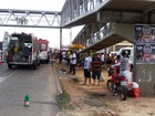 Motorista atropela três pessoas em parada (Antônio Eugênio Moita/G1)