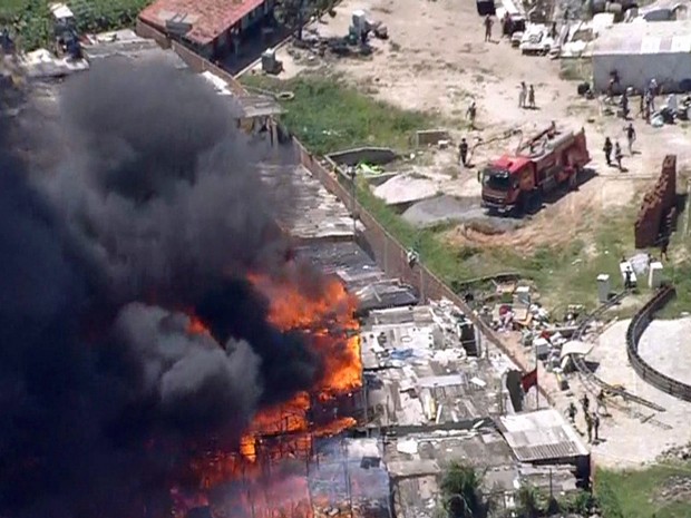 Fogo se espalhou rapidamente pela Comunidade do Plástico, na Zona Norte do Refcife (Foto: Reprodução / TV Globo)