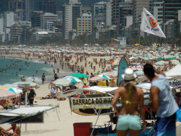 Banhistas aproveitam a orla carioca nesta sexta-feira (Foto: Alessandro Buzas / Agência O Dia / Estadão Conteúdo)