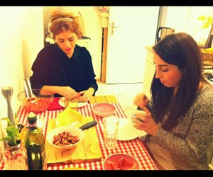 Gabrielle Oliveira (à esquerda) no apartamento de Ainara DelValle, cofundadora do 'Meal Sharing', em Berlim (Foto: Arquivo Pessoal)
