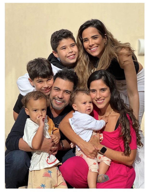 Zezé Di Camargo com as filhas Wanessa e Camilla e os netos José Marcus, João Francisco, Joaquim e Julia  (Foto: Reprodução/Instagram)