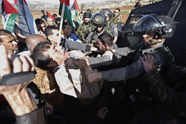 Ministro palestino Ziad Abu Ein briga com guarda de fronteira israelense perto de Ramallah pouco antes de ser morto nesta quarta-feira (10) (Foto: Mohamad Torokman/Reuters)