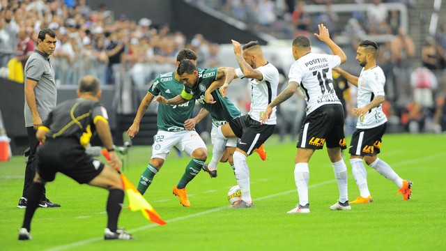 Dudu cercado Corinthians x Palmeiras (créditos: Marcos Ribolli)