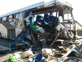Frente do ônibus ficou destruída com a batida (Foto: Cláudio Nascimento / TV TEM)