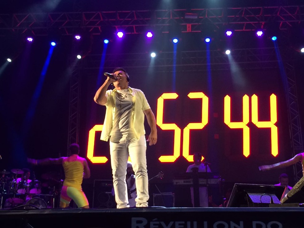  Almir Rouche, que &eacute; um dos homenageados do carnaval do Recife em 2017, animou o p&uacute;blico com frevo e tamb&eacute;m rock (Foto: Thays Estarque/G1)