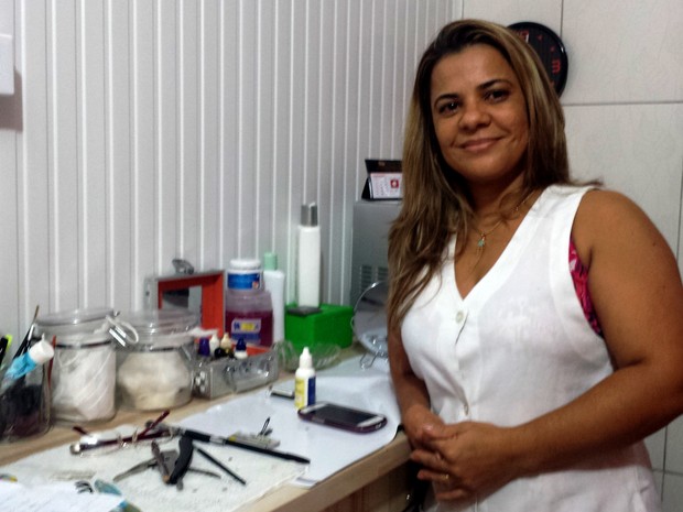 Bia Monteiro trabalha como depiladora e design de sobrancelha há mais de 10 anos (Foto: Rayssa Natani/ G1)