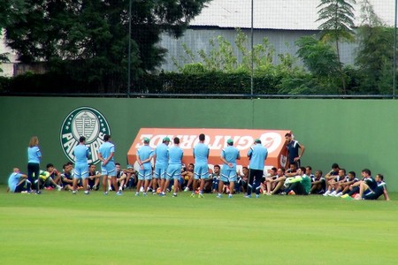 Na reapresentação, comissão técnica e elenco do Palmeiras fazem reunião