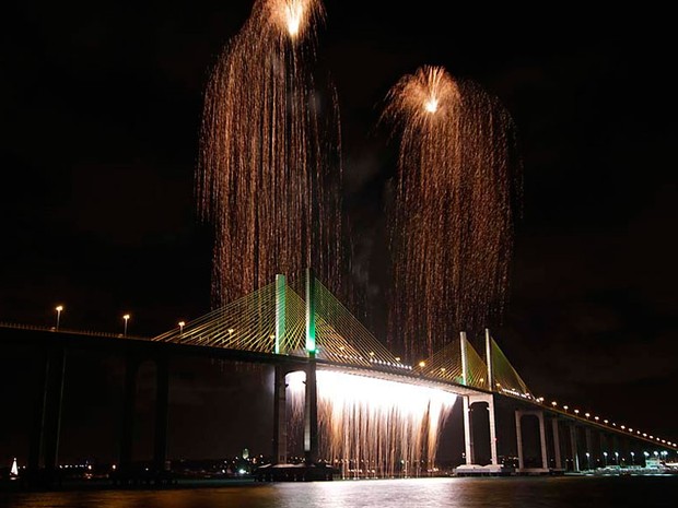 Em 2011, show pirotécnico do réveillon em Natal incluiu cascata na Ponte Newton Navarro (Foto: Ricardo Araújo/G1)