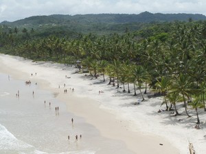 Uma das praias de Itacaré vista do alto de uma trilha (Foto: Glauco Araújo/G1)
