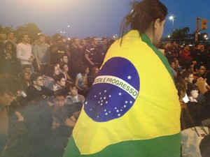 Catarinense se enrola na bandeira do Brasil durante protesto em Florianópolis (Foto: Cristiano Anunciação/G1)