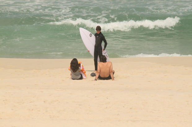 Vladmir Brichta e filho de Adriana Esteves surfando no Rio (Foto: Dilson Silva/Agnews)