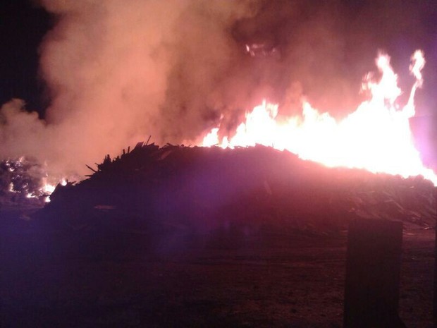 Incêndio em depósito da Prefeitura de São José leva 7h para ser controlado (Foto: Divulgação/Corpo de Bombeiros)
