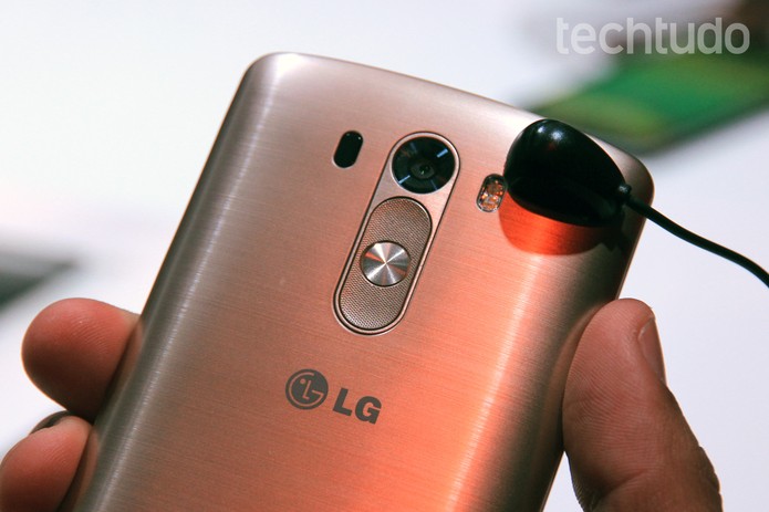 Traseira do LG G3 tem aparência metalizada (Foto: Isadora Díaz/TechTudo)