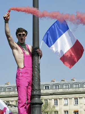 Manifestante durante protesto em Paris (Foto: Jacky Naegelen/Reuters)