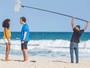 Thiago Fragoso e Aline Dias gravam cenas de 'Malhação' na praia