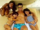 Rodrigo Faro posa de sunga ao lado das três filhas
