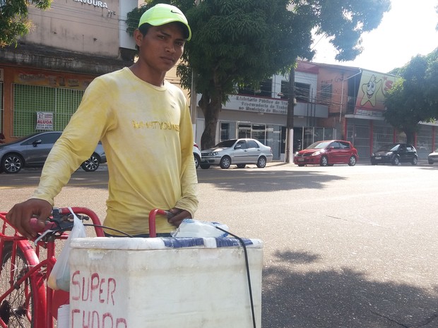 Ambulante Darlan Pacheco reclama das vendas em Macapá (Foto: Abinoan Santiago/G1)