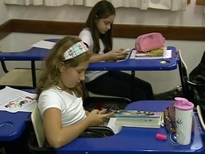 Nas escolas crianças têm que deixar de lado o celular (Foto: Reprodução/ TV TEM)