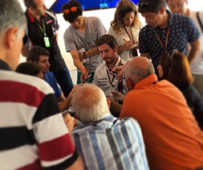 Rob Smedley, chefe de performance da Williams, cercado por jornalista  (Foto: Reprodução)
