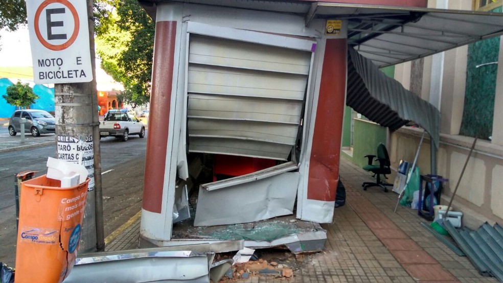 Parte da banca de revista foi destru&iacute;da por caminhonete, ap&oacute;s acidente de tr&acirc;nsito (Foto: Osvaldo N&oacute;brega/TV Morena)