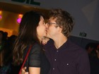 Fábio Porchat troca beijos com a namorada, Nataly Mega