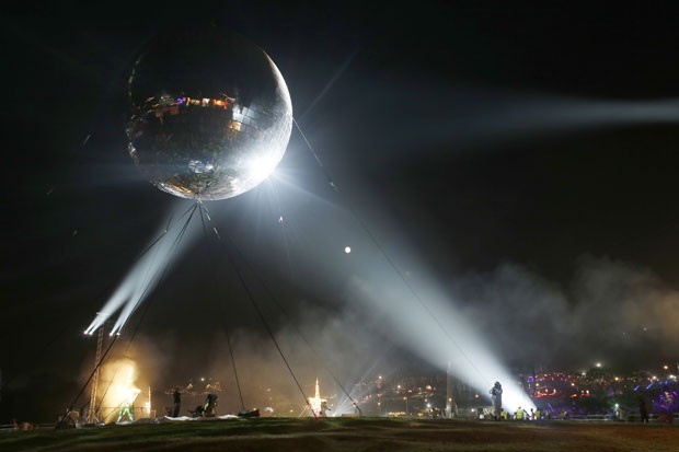 Festival exibiu bola de discoteca de 10,3 metros de diâmetro (Foto: Jim Ross/Invision/AP Images)