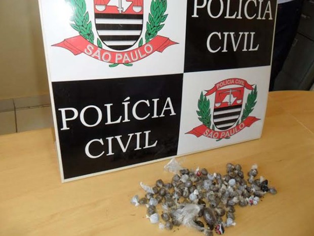 Maconha foi encontrada dentro do vaso sanitário da unidade escolar; detento confessou delito aos policiais (Foto: Divulgação/Polícia Civil)