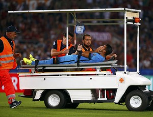 Rafinha sai de maca Roma x Barcelona (Foto: REUTERS/Tony Gentile)