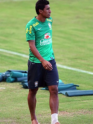 Paulinho lesão treino Seleção (Foto: Wagner Carmo / VIPCOMM)