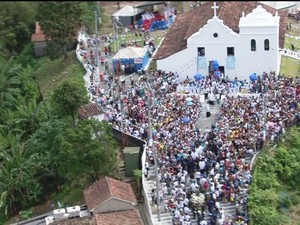 Multidão lotou as escadarias do Monte Serrat, em Santos (Foto: Reprodução/TV Tribuna)
