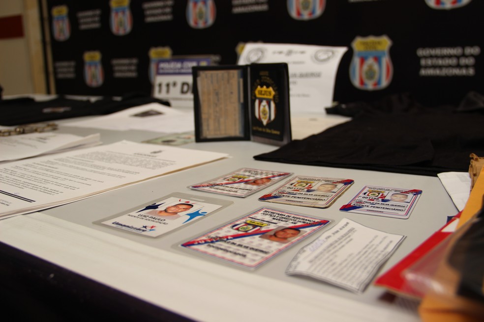 Documentos foram apreendidos com o suspeito (Foto: Suelen Gonçalves/G1 AM)