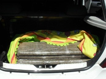 PRE encontrou 122 quilos de maconha no porta-malas de veículo (Foto: Divulgação/PRE)