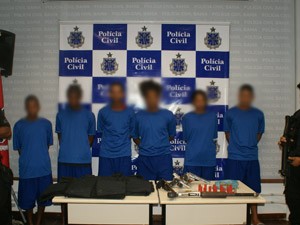 Suspeitos foram apresentados em Salvador (Foto: Divulgação / Polícia Civil)