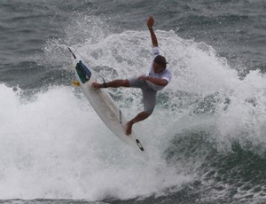 Caio Ibeli surfista Guarujá (Foto: Fabio Minduim / Divulgação)