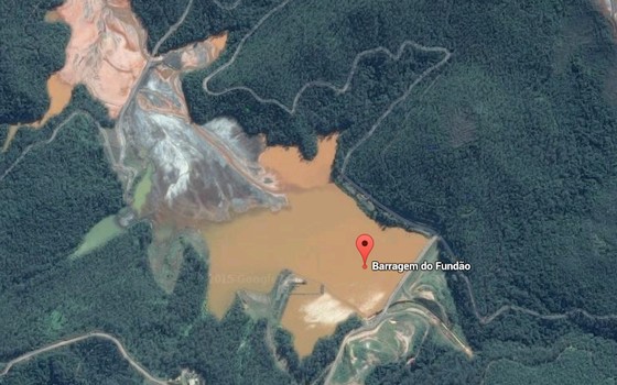 Barragem de Fundão, a 25 km do distrito de Mariana, em Minas Gerais (Foto: Google Maps)