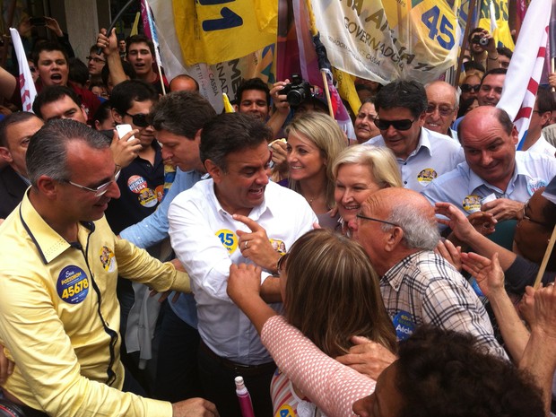 Aécio Neves fez caminhada e conversou com eleitores nas ruas de Santa Maria (RS) (Foto: Vanessa Backes/RBS TV)