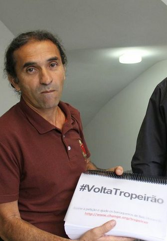 Os barraqueiros do Mineirão também entregaram uma petição com mais de 11 mil assinaturas para o prefeito de Belo Horizonte exigindo liberação para voltarem a trabalhar no entorno do estádio e vender o já tradicional Tropeirão. (Foto: Divulgação/Change.org/Facebook) Os barraqueiros do Mineirão também entregaram uma petição com mais de 11 mil assinaturas para o prefeito de Belo Horizonte exigindo liberação para voltarem a trabalhar no entorno do estádio e vender o já tradicional Tropeirão. (Foto: Divulgação/Change.org/Facebook)