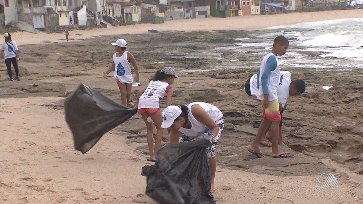 Comunidade faz mutirão e recolhe lixo em praia de Arembepe Bahia G1