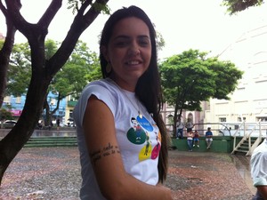 Jessica Rosado fez uma tatuagem em homenagem ao irmão Vinicius, vítima da Boate Kiss (Foto: Luiza Carneiro/G1)