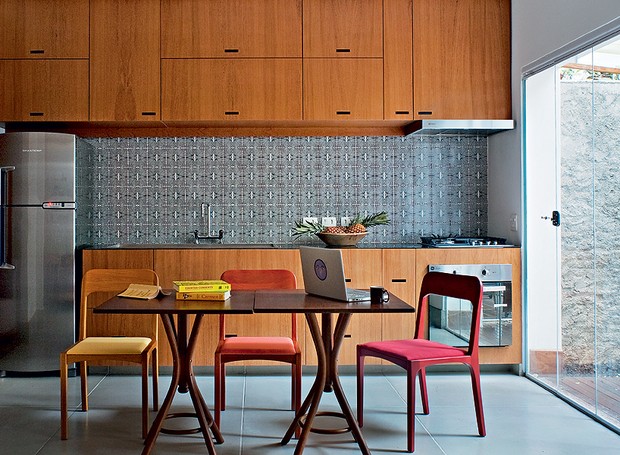 Para o apartamento de 67 m², o morador Renato Cymbalista pediu uma cozinha prática, concentrada em uma parede e totalmente integrada à sala. O arquiteto Gustavo Calazans sugeriu revesti-la de azulejos com grafismo que tem efeito óptico (Foto: Cacá Bratke/Casa e Jardim) Para o apartamento de 67 m², o morador Renato Cymbalista pediu uma cozinha prática, concentrada em uma parede e totalmente integrada à sala. O arquiteto Gustavo Calazans sugeriu revesti-la de azulejos com grafismo que tem efeito óptico (Foto: Cacá Bratke/Casa e Jardim)