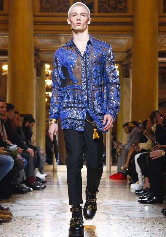 O gaúcho João Knorr abre o desfile da Versace, em Milão (Foto: Divulgação)