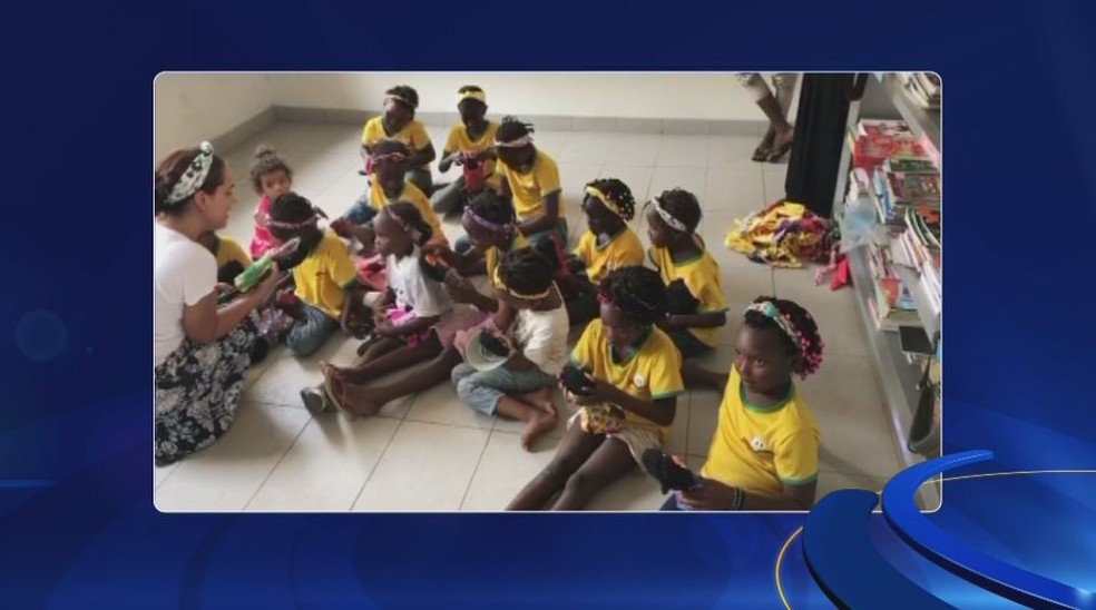 Projeto entrega bonecas de pano diretamente para as crianças em Guiné Bissau (Foto: Reprodução/TV TEM)