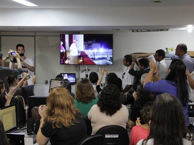 Momento do anúncio do novo Papa é acompanho na Arquidiocese do Rio (Foto: Andressa Gonçalves/G1) Momento do anúncio do novo Papa é acompanho na Arquidiocese do Rio (Foto: Andressa Gonçalves/G1)